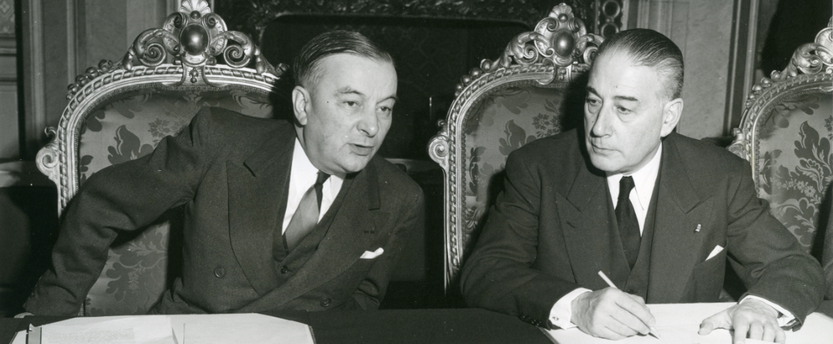 French Prime Minister René Mayer (r.) and Foreign Minister Georges Bidault (l.) open talks on a “European Transport Pool” in Paris on 29 January 1953
