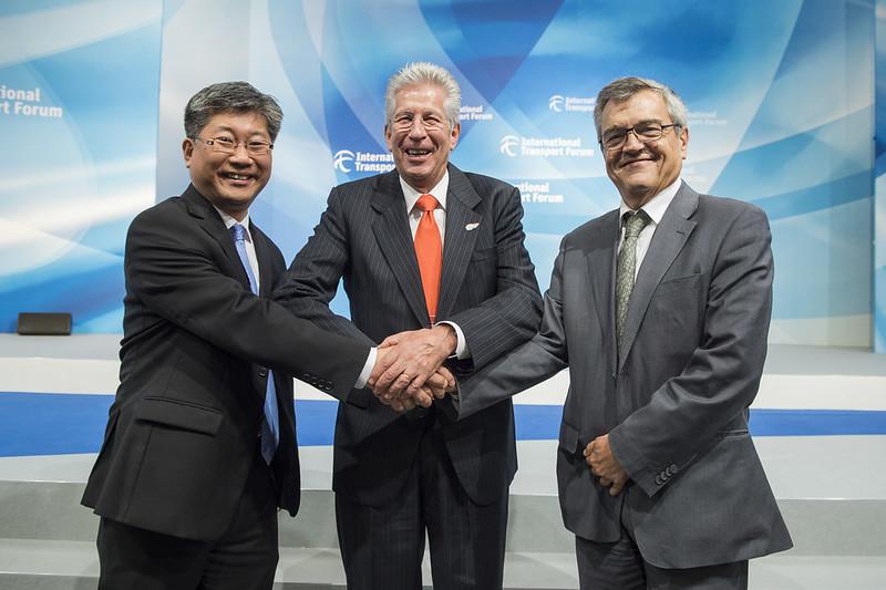 Incoming ITF Secretary-General Young Tae Kim (on the left) with Mexico's Secretary of Communication and Transport, Gerardo Ruíz Espárza (centre), and outgoing ITF Secretary-General José Viegas after his election on 20 May 2017