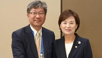 Young Tae Kim, ITF Secretary-General with Korea Minister of Land, Infrastructure and Transport, Hyun-mee Kim